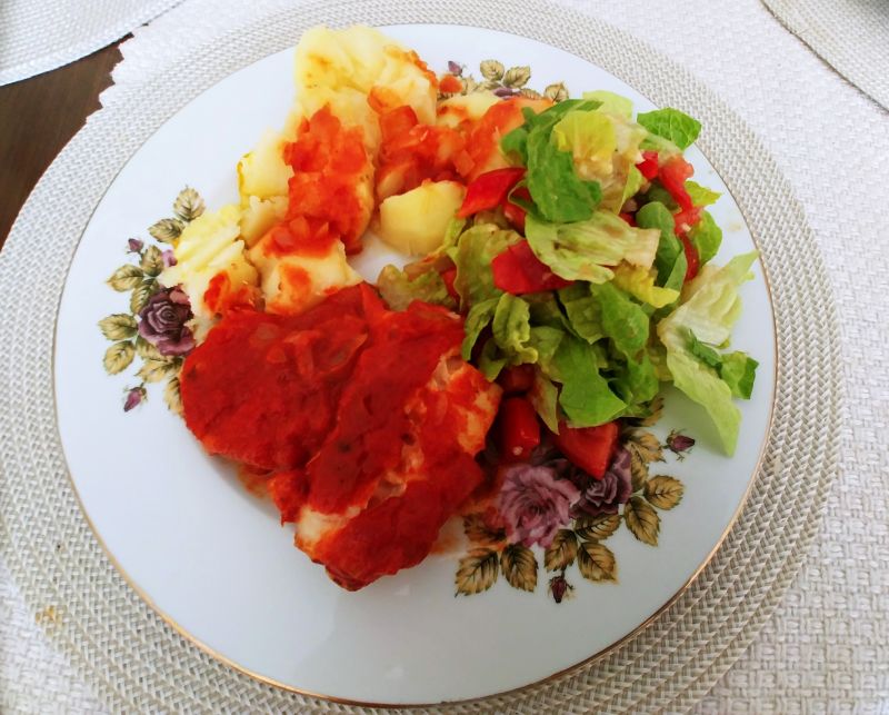 Dorsz w sosie pomidorowym