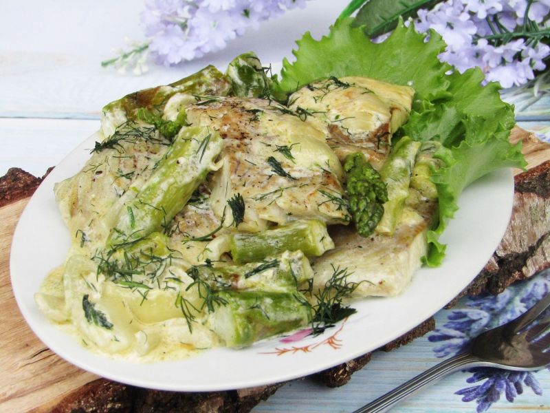Dorsz w sosie śmietanowo- koperkowym ze szparagami