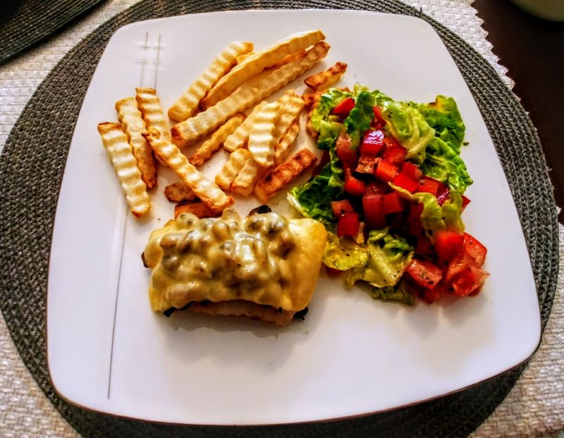 Dorsz z pieczarkami i serem