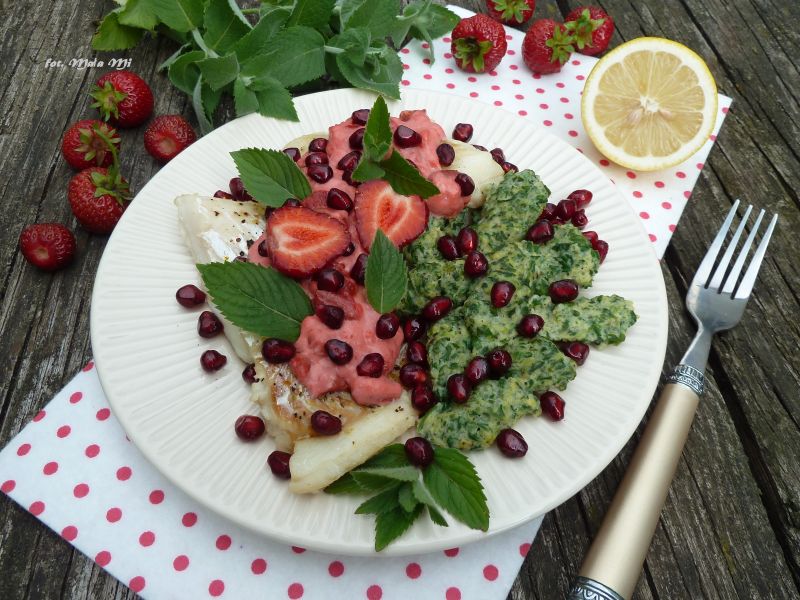 Dorsz z salsą truskawkową i zielonymi kluseczkami