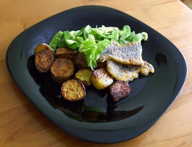 dorsz z zieloną sałatką i ziemniakami