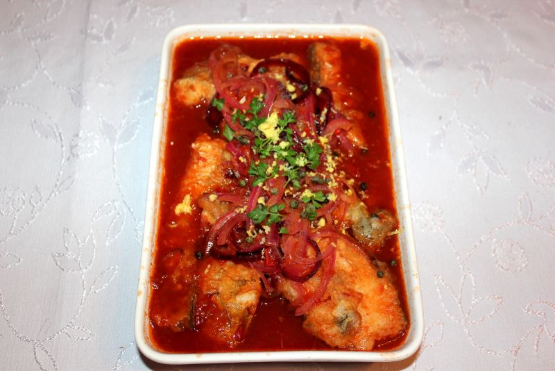 Dorsz zalewany czerwonym winem