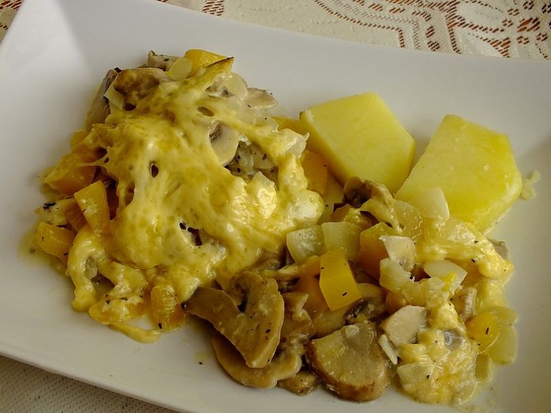 Dorsz zapiekany z dynią i pieczarkami