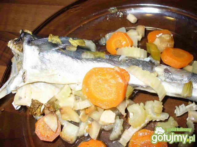 Dorsz zapiekany z marchewką i selerem na