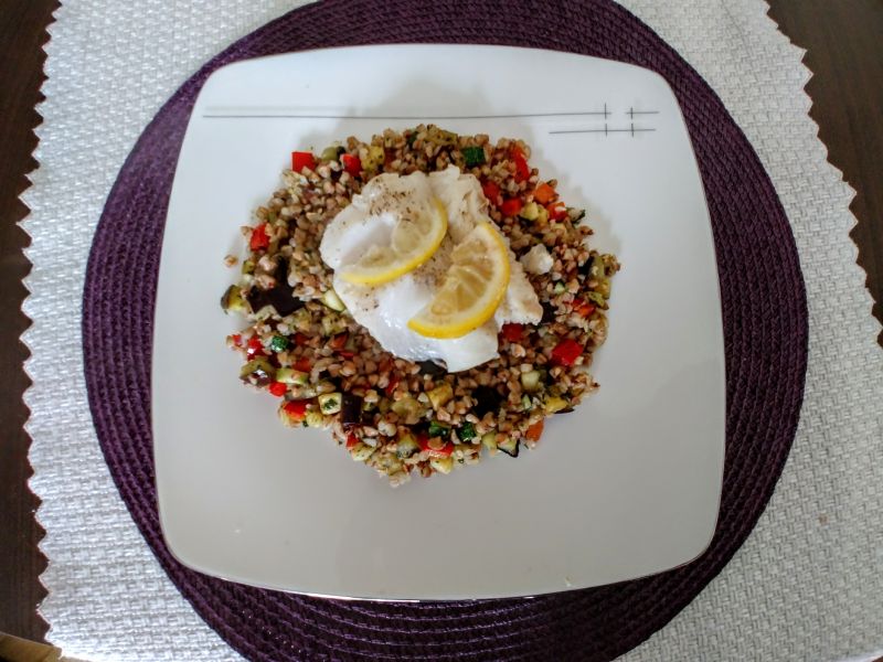 Dorsz/kasza/warzywa (cukinia, bakłażan, papryka)