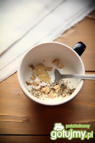 Dressing jogurtowy z orzechami 