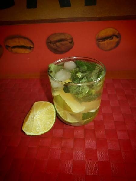 Drink "Mojito" z rumem,miętą i limonką Drink "Mojito" z rumem,miętą i limonką