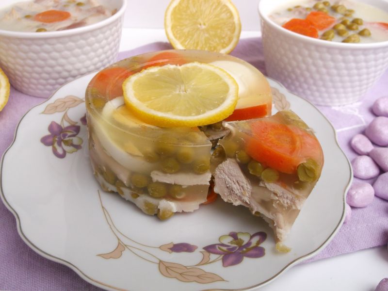 Drobiowa galaretka z warzywami i jajkiem