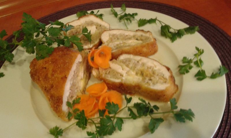 Drobiowa rolada nadziana mielonym i mozzarellą