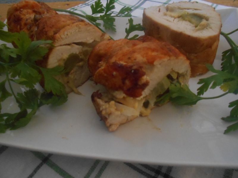 Drobiowa rolada z ogórkiem i pieczarkami Drobiowa rolada z ogórkiem i pieczarkami