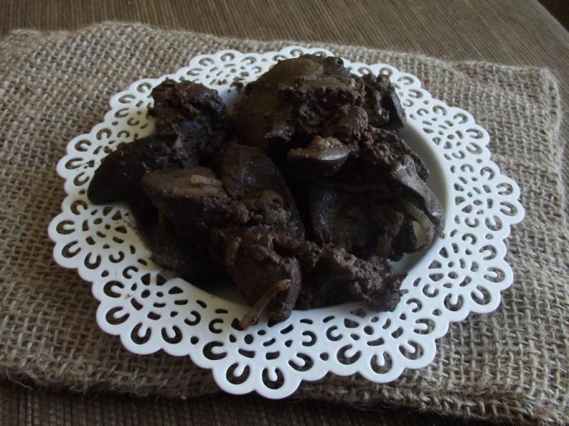 Drobiowa wątróbka duszona z cebulą  Drobiowa wątróbka duszona z cebulą