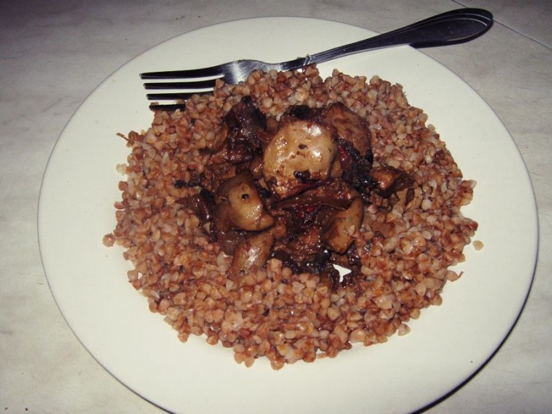 Drobiowa wątróbka z kaszą gryczaną