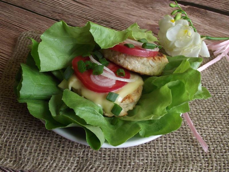 Drobiowe cheeseburgery na sałacie 