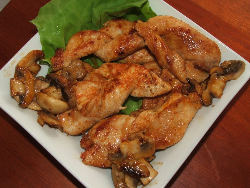 Drobiowe faworki z pieczarkami