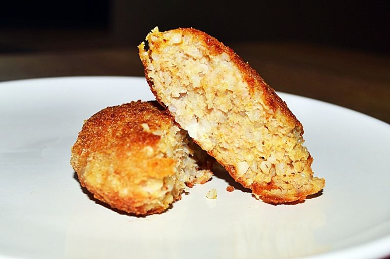 Drobiowe kotlety z kaszą jęczmienną