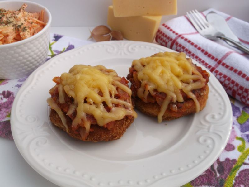 Drobiowe mielone z sosem pomidorowym i serem