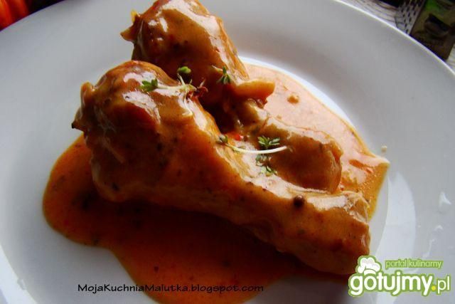 Drobiowe pałeczki w sosie pomidorowym 