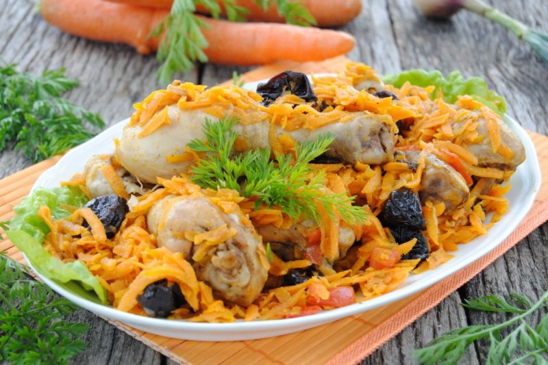 Drobiowe pałki  z marchwią i śliwką Drobiowe pałki  z marchwią i śliwką