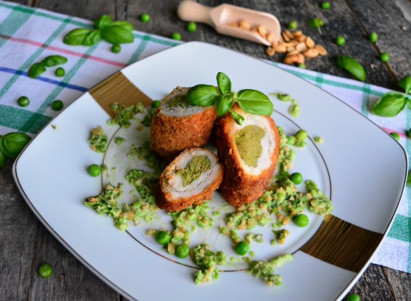Drobiowe roladki nadziewane groszkiem i bazylią  Drobiowe roladki nadziewane groszkiem i bazylią
