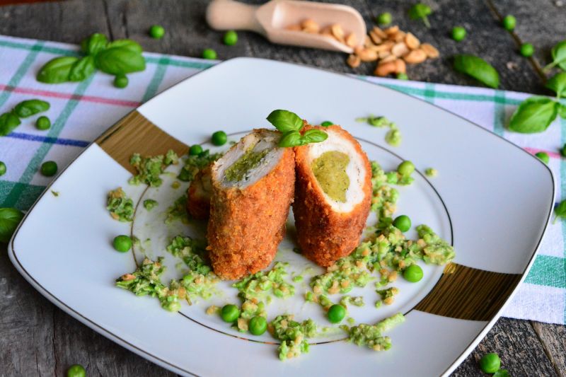 Drobiowe roladki nadziewane groszkiem i bazylią  Drobiowe roladki nadziewane groszkiem i bazylią