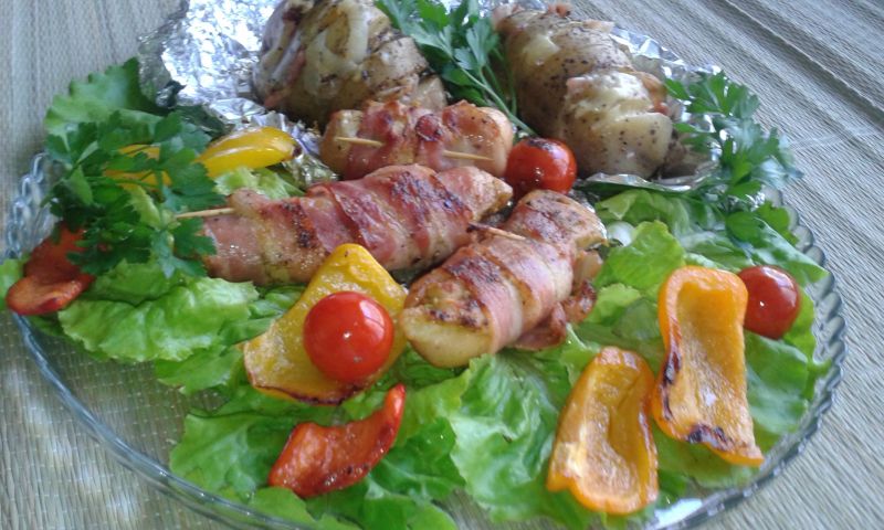Drobiowe roladki w boczku - grillowane Drobiowe roladki w boczku - grillowane