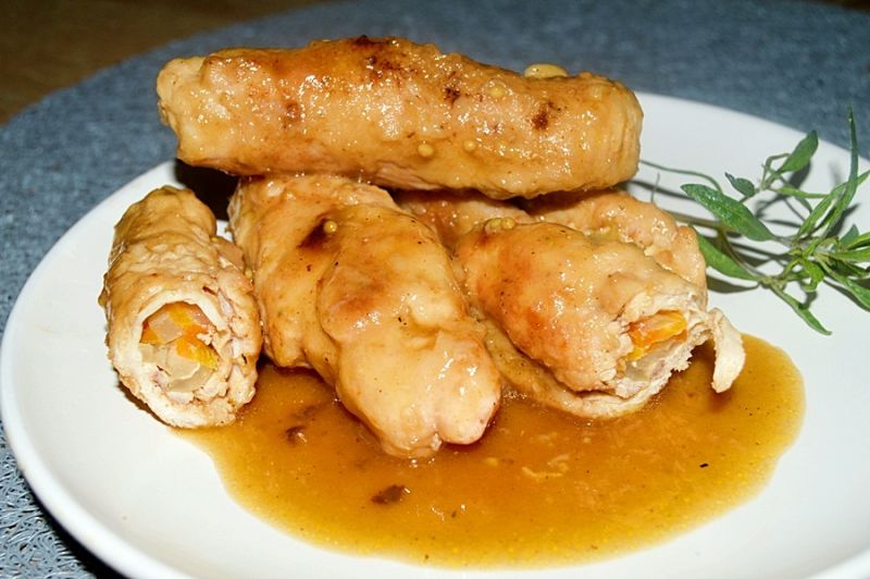 Drobiowe roladki z jabłkiem, marchwią i cebulą