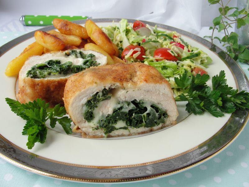 Drobiowe roladki z jarmużem i mozzarellą Drobiowe roladki z jarmużem i mozzarellą