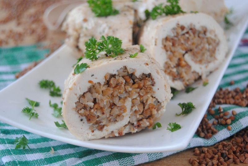 Drobiowe roladki z kaszą gryczaną Drobiowe roladki z kaszą gryczaną