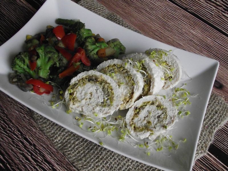 Drobiowe roladki z kiełkami i ziarnem słonecznika