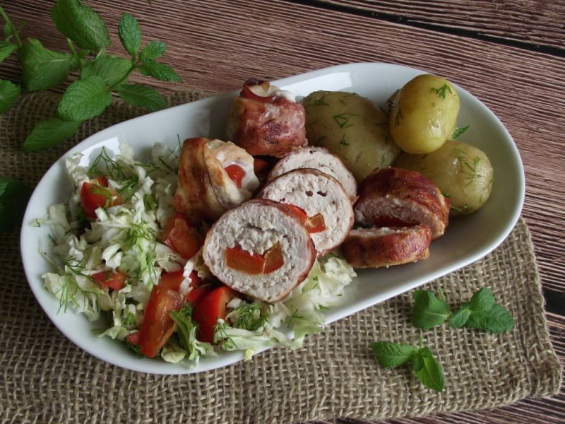 Drobiowe roladki z papryką otulone boczkiem 