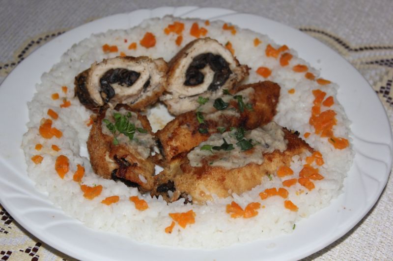 Drobiowe roladki z pieczarkami  Drobiowe roladki z pieczarkami