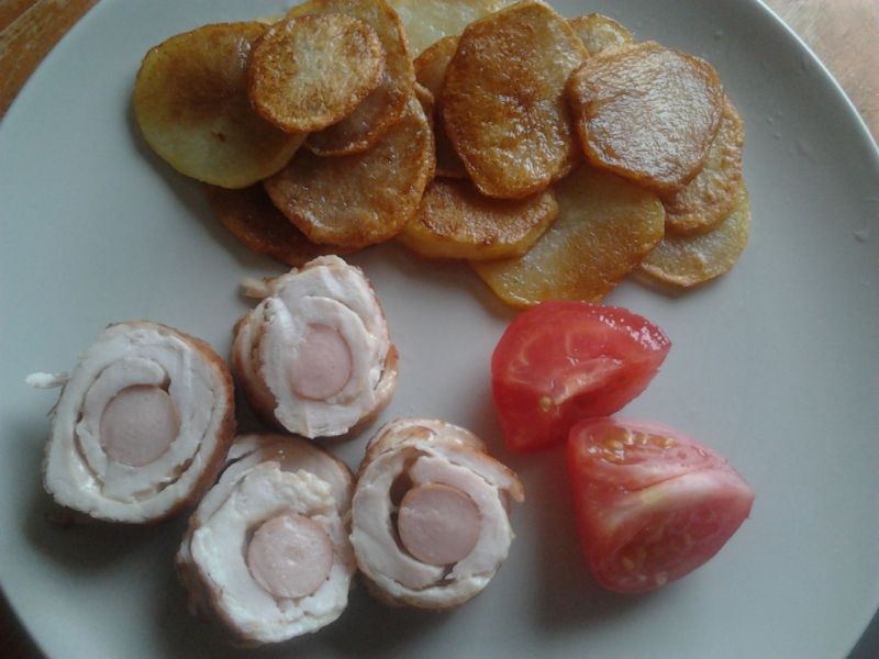 Drobiowe roladki z serem i parówką  Drobiowe roladki z serem i parówką