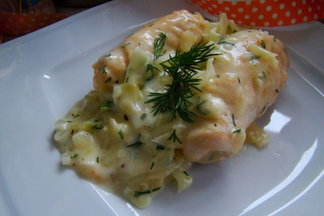 Drobiowe roladki z serem w kapuście z koperkiem  Drobiowe roladki z serem w kapuście z koperkiem