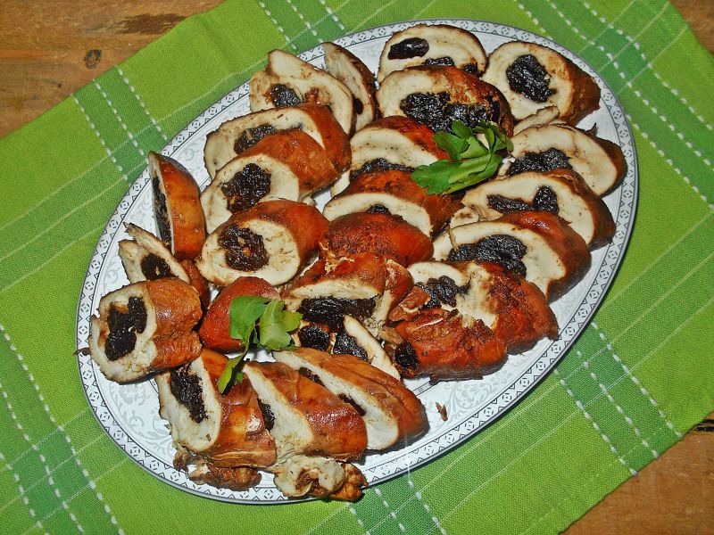 Drobiowe roladki z suszonymi śliwkami Drobiowe roladki z suszonymi śliwkami
