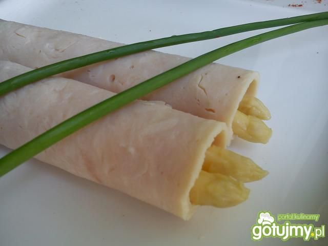 Drobiowe roletki ze szparagami Drobiowe roletki ze szparagami