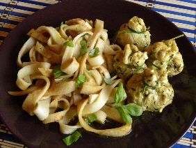 Drobiowe sakiewki z tagliatelle z naleśników Drobiowe sakiewki z tagliatelle z naleśników