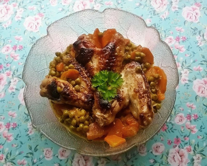 Drobiowe skrzydełka z marchewką i groszkiem Drobiowe skrzydełka z marchewką i groszkiem