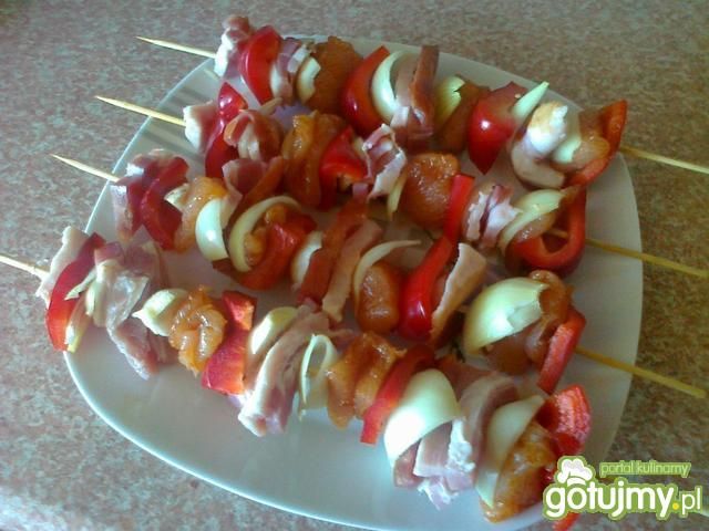 Drobiowe szaszłyki z dodatkiem boczku Drobiowe szaszłyki z dodatkiem boczku