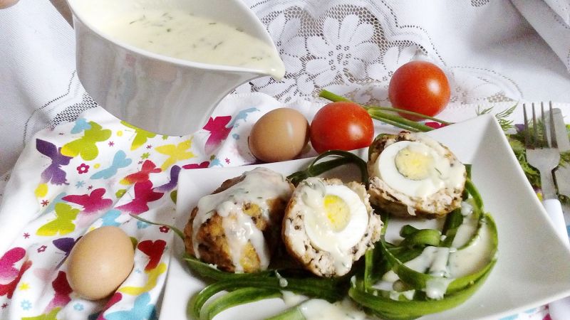 Drobiowe zapiekane jajka po szkocku z sosem chrzan Drobiowe zapiekane jajka po szkocku z sosem chrzan