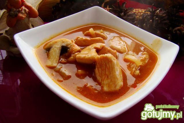 Drobiowy gulasz z pieczarkami 