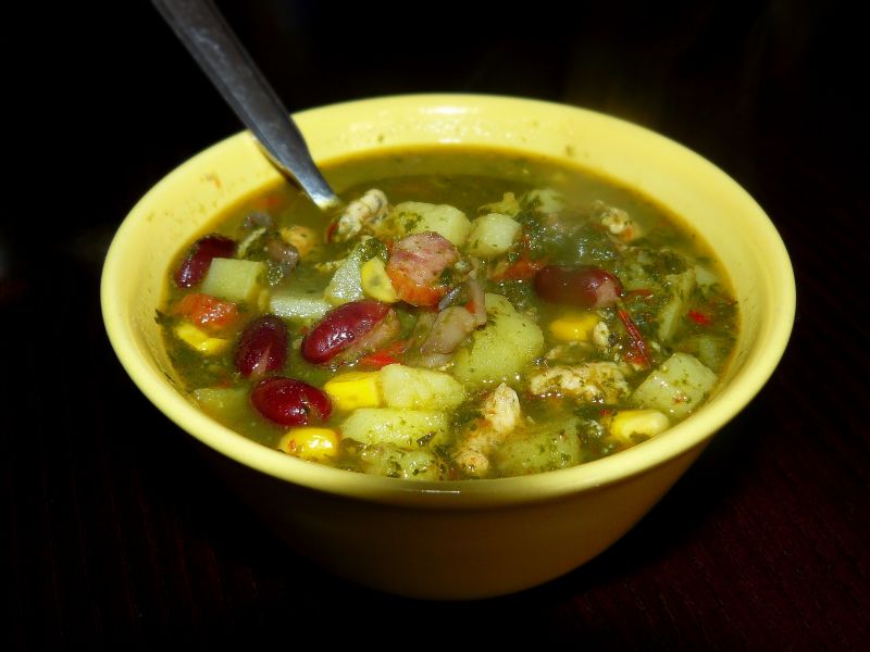 Drobiowy przysmak z kabanosami i szpinakiem Drobiowy przysmak z kabanosami i szpinakiem