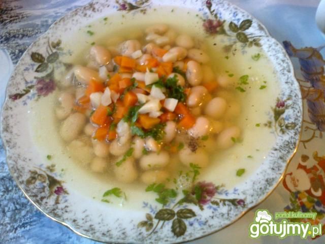 Drobiowy rosół z białą fasolą