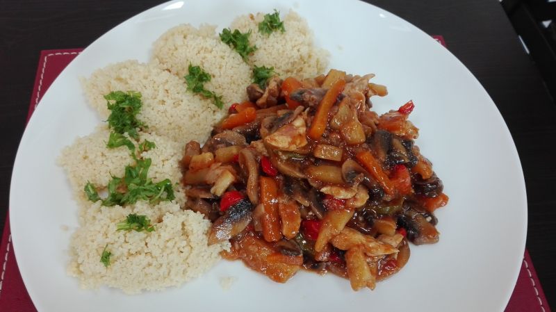 Drobiowy strogonow z kuskusem    Drobiowy strogonow z kuskusem