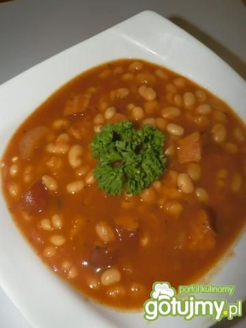 Drobna fasolka w sosie pomidorowym