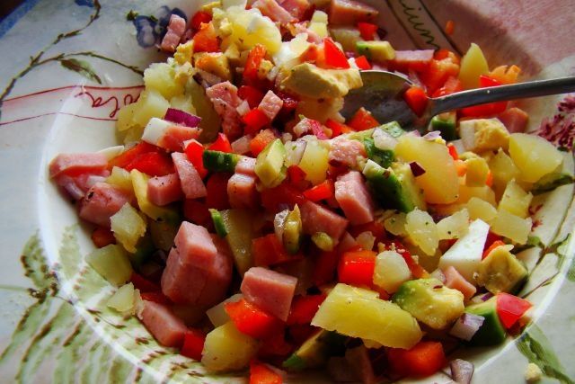 Drobna sałatka z ziemniaków i awokado Drobna sałatka z ziemniaków i awokado