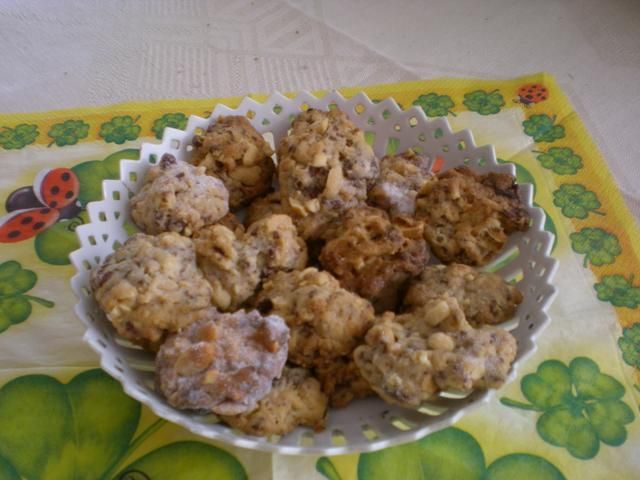 Drobne ciasteczka z orzeszkami ziemnymi. Drobne ciasteczka z orzeszkami ziemnymi.