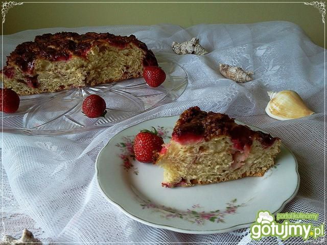 Drożdżak z truskawkami i drażami  Drożdżak z truskawkami i drażami