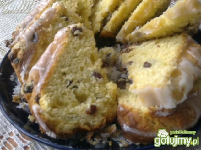 Drożdżowa baba z rodzynkami 