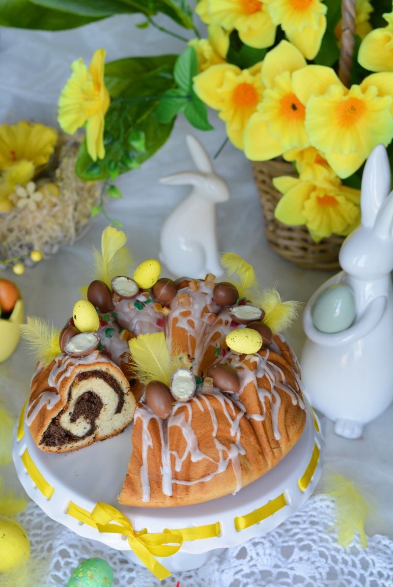 Drożdżowa babka z makiem i lukrem