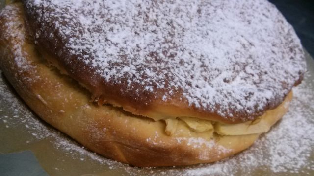 Drożdżowa buła z jabłkami 